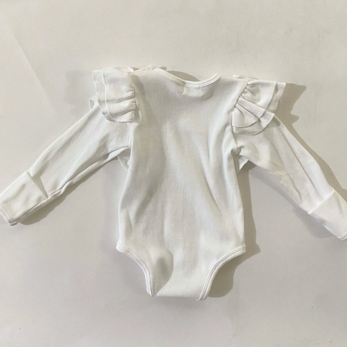 Lilla Hjärtat - Long Sleeve Bodysuit Frills | White *CLEARANCE*